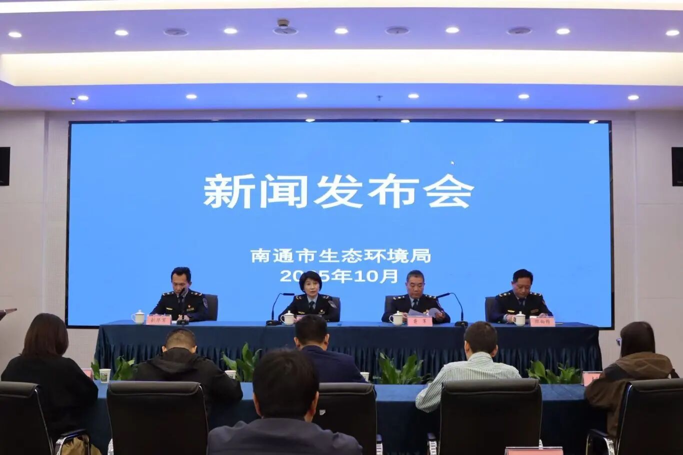 新闻发布会.jpg 新闻发布会.jpg